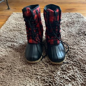 Buffalo plaid duck boots. Women’s size 7. New!